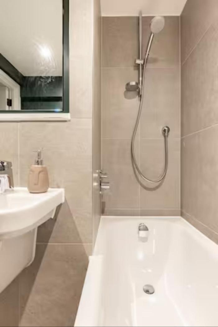 Two Bedrooms Exquisite En-Suite Apartment Deansgate Manchester Exterior photo